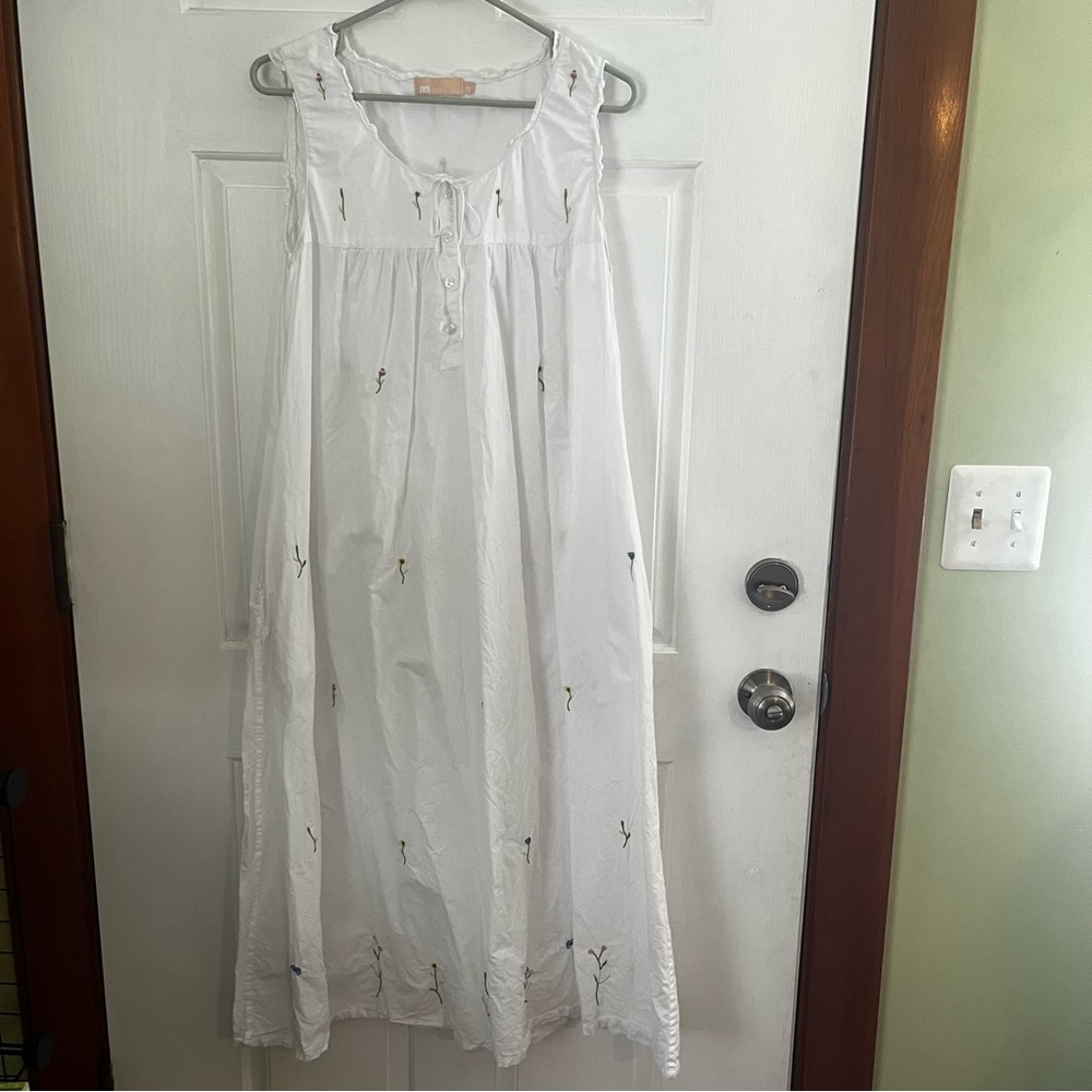 La Cera White Sleeveless Dress with Embroidered Flowers